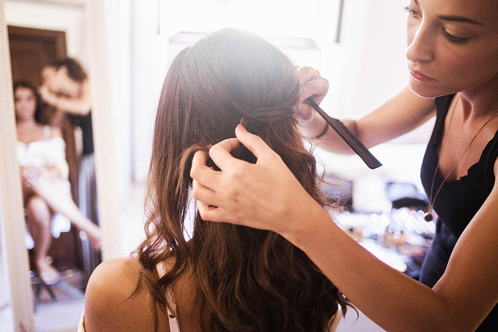 Andrea e Katia – la hair stylist prepara la sposa
